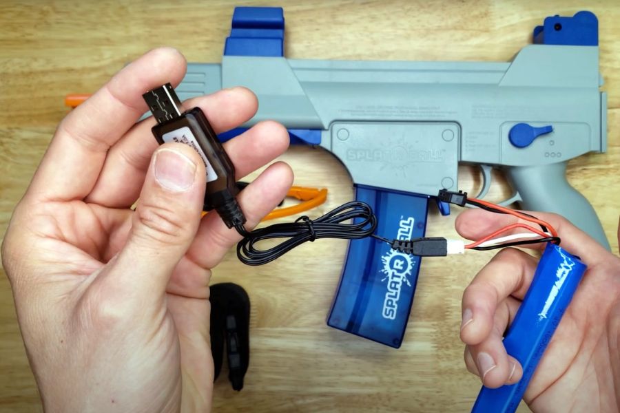 Connecting the battery and charging Splat R Ball gun
