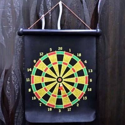 Magnetic dart board