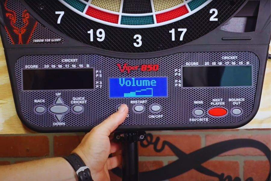 Adjusting settings on electronic dart board